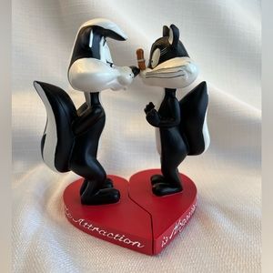 Warner Brothers magnetic Pepe ale Pew and Penelope bobble heads